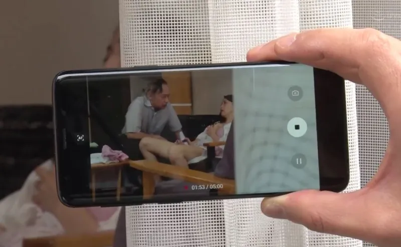 Người yêu của con trai gian díu với bố Anh xã bị gã sếp khu phố phát hiện